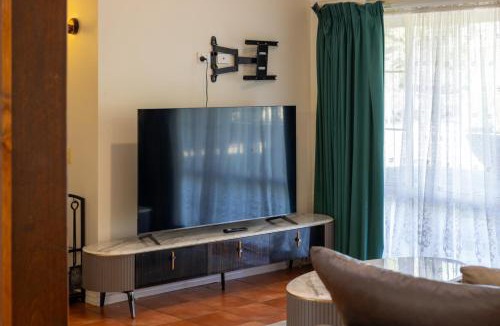 Axe Creek Villa | Country Escape Near Bendigo | Pool and BBQ