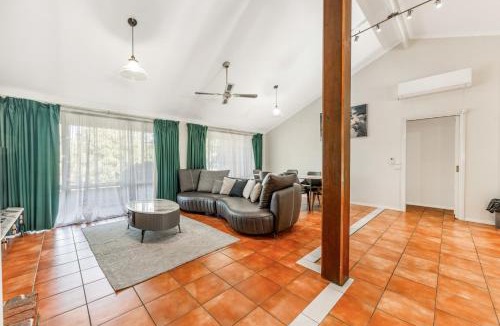 Axe Creek Villa | Country Escape Near Bendigo | Pool and BBQ