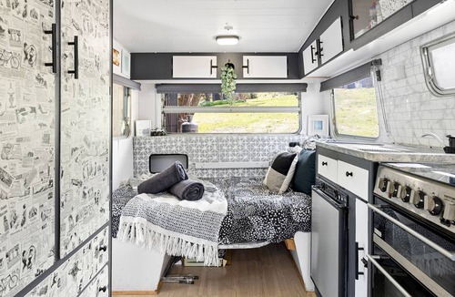 Smythesdale House | Country Retro Caravan Cottage
