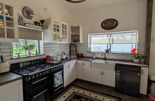 Cardup Cottage | Country Stay with Pool, Firepit & Vaulted Ceilings on 2.5 acres. Pet Friendly
