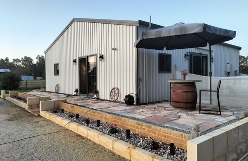 Cardup Cottage | Country Stay with Pool, Firepit & Vaulted Ceilings on 2.5 acres. Pet Friendly