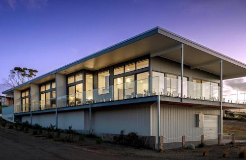 Penneshaw Apartment | Cove Landing Ocean View Apt-1,2&3 Sleeps 12
