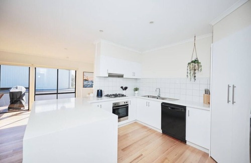 Torquay Villa | Cowrie Beach Haven- 600 meters to beach!