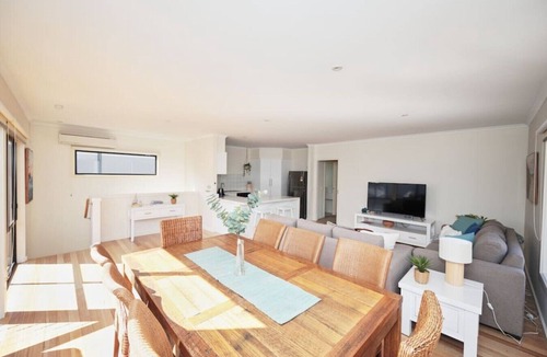 Torquay Villa | Cowrie Beach Haven- 600 meters to beach!