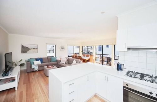Torquay Villa | Cowrie Beach Haven- 600 meters to beach!