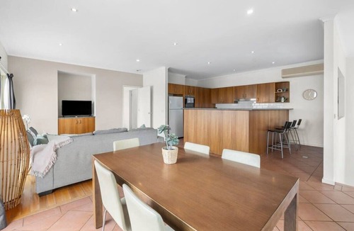 Torquay House | Cowrie House: Ocean Views, 500m to Fisho’s Beach