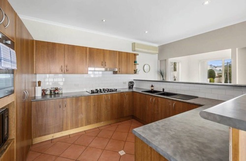 Torquay House | Cowrie House: Ocean Views, 500m to Fisho’s Beach