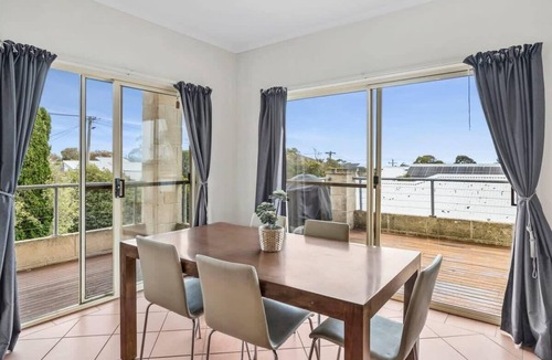 Torquay House | Cowrie House: Ocean Views, 500m to Fisho’s Beach