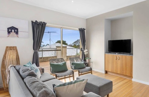 Torquay House | Cowrie House: Ocean Views, 500m to Fisho’s Beach