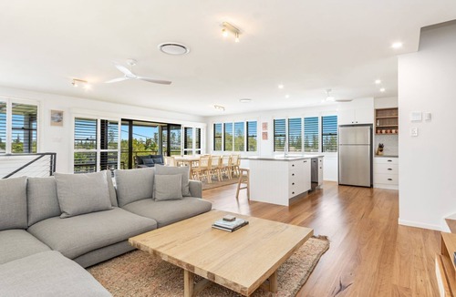 Yamba House | Cowrie House - Spacious Beachside Haven - Holiday Yamba