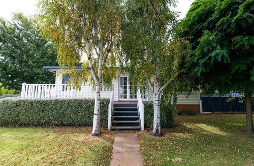 Orange East House | Cox Cottage - Spacious Family Home, Pets Allowed