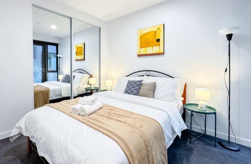 Hawthorn Apartment | Cozy 1BR Apt Walk to Swinburne & Glenferrie Rd