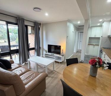 Lyons Apartment | Cozy 2BR, 1 parking, 4 Sleep, Woden,Canberra , pet free, free parking
