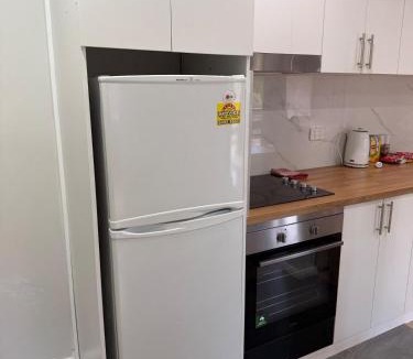 Lyons Apartment | Cozy 2BR, 1 parking, 4 Sleep, Woden,Canberra , pet free, free parking