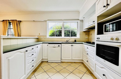 Wantirna South House | Cozy 5BR Home | Pool Table + King Bed + 5 mins Walking to Westfield center