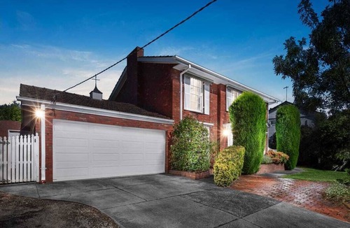Wantirna South House | Cozy 5BR Home | Pool Table + King Bed + 5 mins Walking to Westfield center
