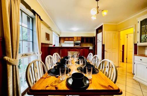 Wantirna South House | Cozy 5BR Home with Pool table and King bed