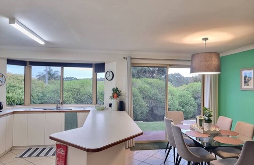 Spencer Park House | Cozy and Elevated 4BR Home near Albany CBD & Beach