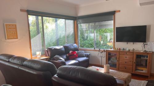 Inverloch House | Cozy Beach Hideaway Pet friendly