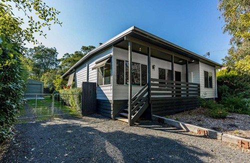 Inverloch House | Cozy Beach Hideaway Pet friendly