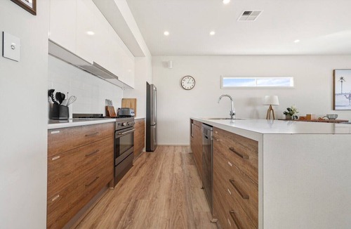 Middleton House | Cozy Beach House - Ocean Views