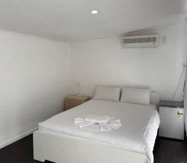 Werribee Villa | Cozy Budget Studio with Private Bath Backyard at Werribee