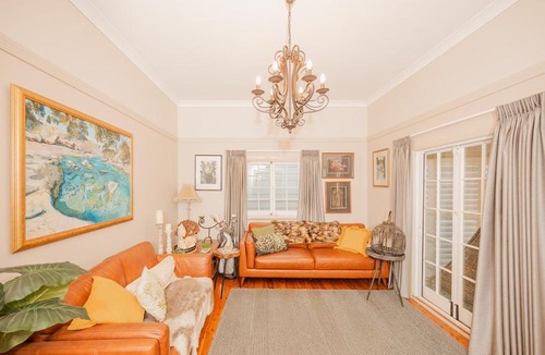 East Tamworth Villa | Cozy Cottage with Full Kitchen, Backyard & Patio