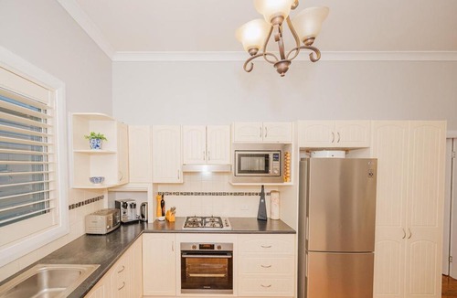 East Tamworth Villa | Cozy Cottage with Full Kitchen, Backyard & Patio