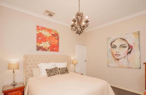 East Tamworth Villa | Cozy Cottage with Full Kitchen, Backyard & Patio