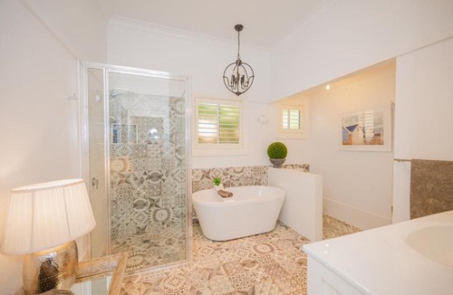 East Tamworth Villa | Cozy Cottage with Full Kitchen, Backyard & Patio