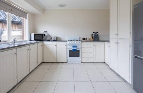 Werribee House | Cozy Family Friendly Werribee Home