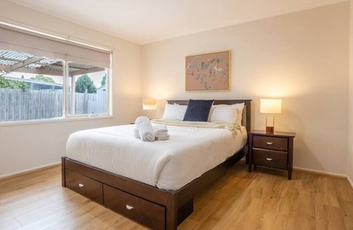 Werribee House | Cozy Family Friendly Werribee Home