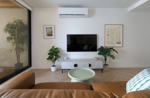 Fitzroy Apartment | Cozy Fitzroy Hideaway Free Parking near Smith St