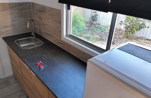 Quinns Rocks Cottage | Cozy Granny flat - Separate garden close to beach