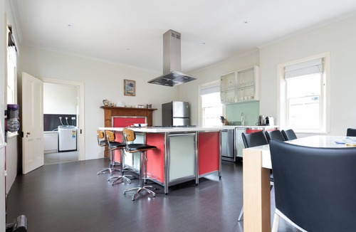 Launceston CBD House | Cozy Heritage on Balfour | 5BR w/Parking