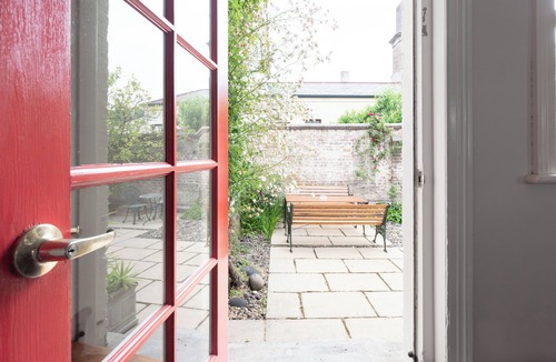 Launceston CBD House | Cozy Heritage on Balfour | 5BR w/Parking