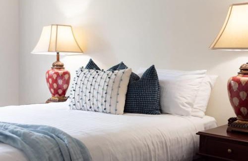 Launceston CBD House | Cozy Heritage on Balfour | 5BR w/Parking