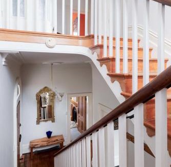 Launceston CBD House | Cozy Heritage on Balfour | 5BR w/Parking