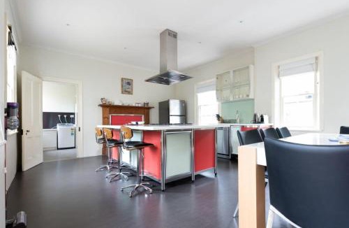 Launceston CBD House | Cozy Heritage on Balfour | 5BR w/Parking