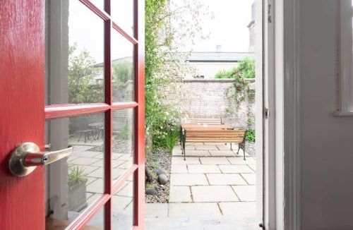 Launceston CBD House | Cozy Heritage on Balfour | 5BR w/Parking