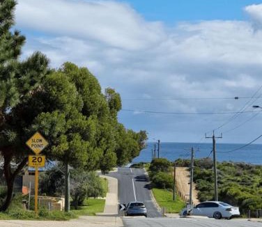 Falcon House | Cozy Home with Ocean View & Sunset- Walk to Falcon Beach