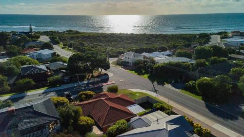 Falcon House | Cozy Home with Ocean View & Sunset- Walk to Falcon Beach