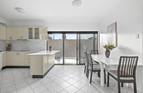Bankstown House | Cozy Private Double Room - Near Stations & Shops - Shared Bathroom