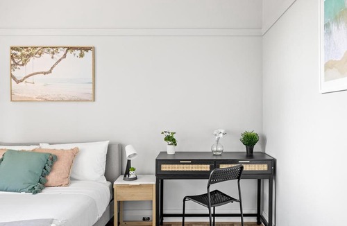 Hurstville House | Cozy Queen Room - Close to Eateries & Shops - Shared Bathroom and Amenities