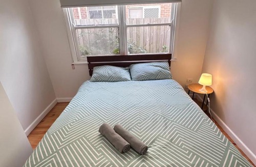 Broadmeadows House | Cozy Queen Room Conveniently Located - CR3