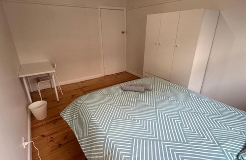 Broadmeadows House | Cozy Queen Room Conveniently Located - CR3
