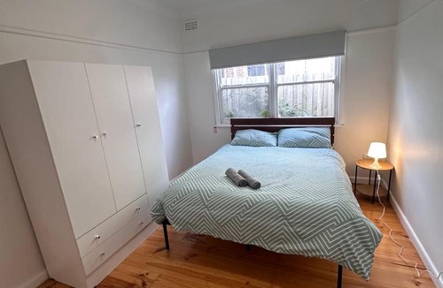Broadmeadows House | Cozy Queen Room Conveniently Located - CR3