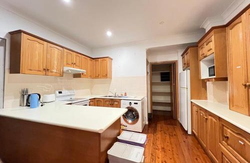 Rydalmere House | Cozy Queen Room in Sydney's West - R7