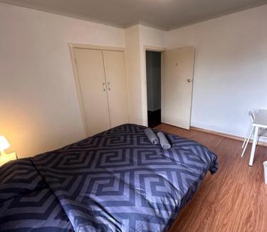 Broadmeadows House | Cozy Queen Room - Train Station - BM2