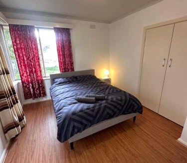 Broadmeadows House | Cozy Queen Room - Train Station - BM2